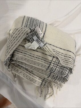 Suzy Shier Cream and Black Woven Fringe Throw Blanket